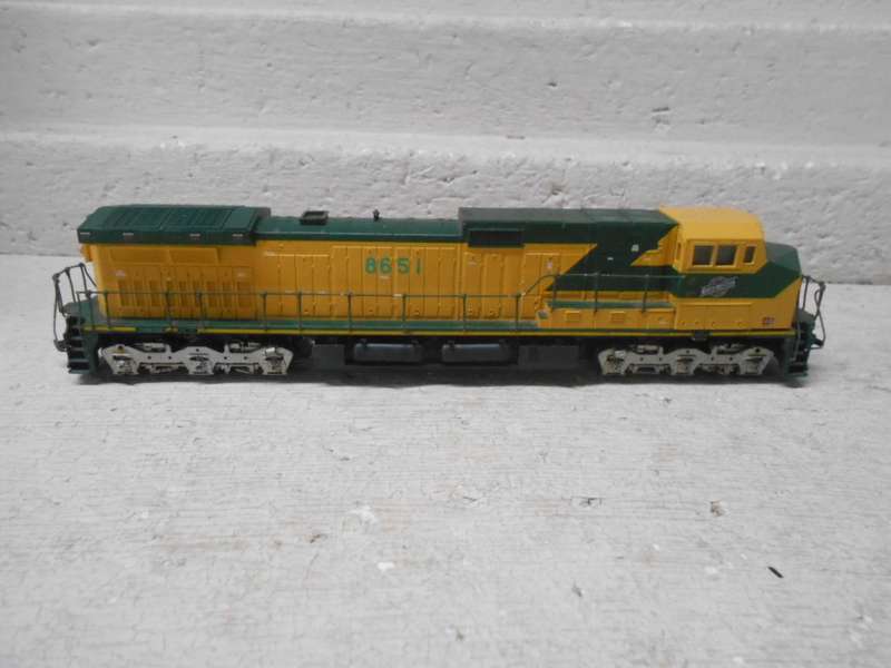 HO SCALE - ATHEARN - NORTH WESTERN - DUMMY DIESEL LOCOMOTIVE