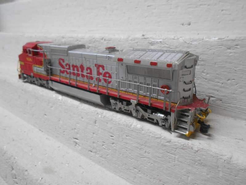 HO SCALE - SPECTRUM - GE DASH 8 - 40 CW - SANTE FE - DIESEL LOCOMOTIVE - BOXED