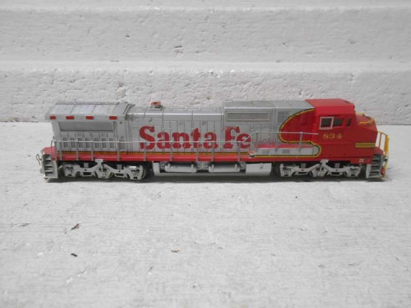 HO SCALE - SPECTRUM - GE DASH 8 - 40 CW - SANTE FE - DIESEL LOCOMOTIVE - BOXED