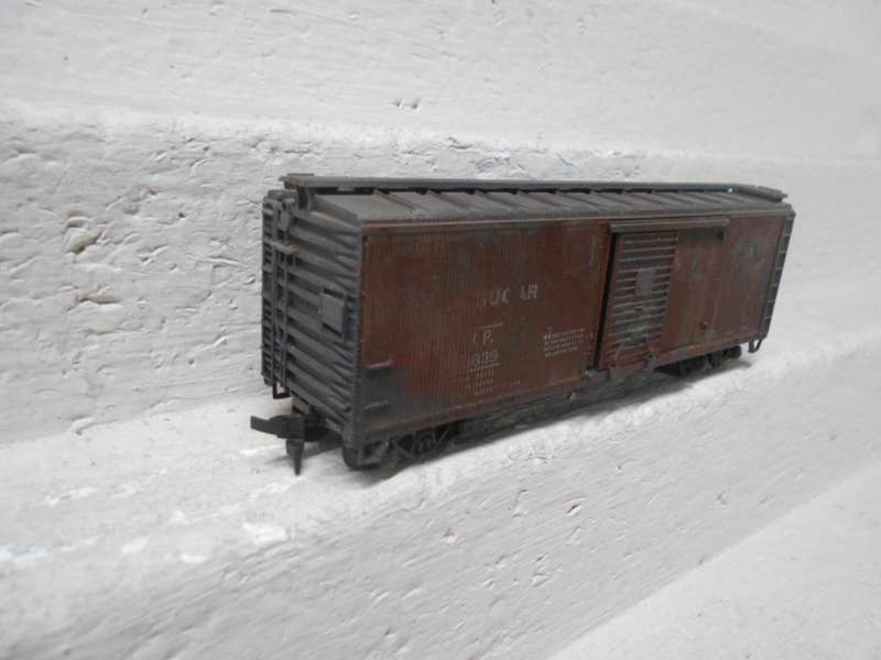 HO SCALE - ATHEARN - 41 FT - WESTERN PACIFIC - BOX CAR