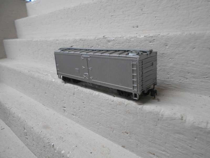 HO SCALE - ATHEARN - 41 FT - SILVER - BOX CAR