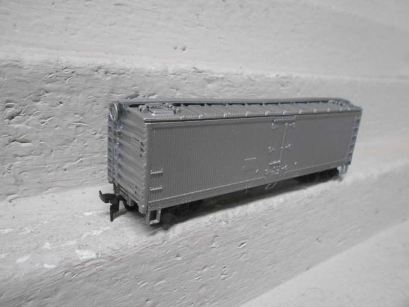 HO SCALE - ATHEARN - 41 FT - SILVER - BOX CAR