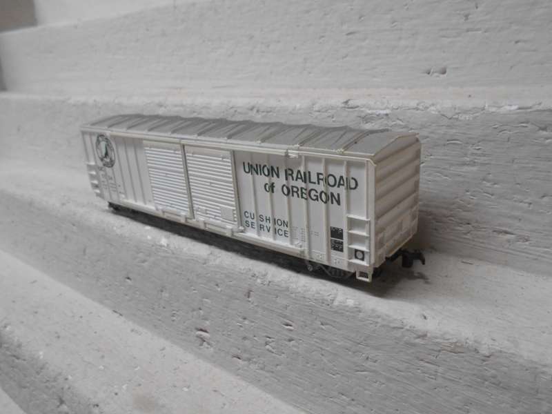 HO SCALE - ATHEARN - 51 FT - DOUBLE DOOR - UNION RAILROAD OF OREGON - BOX CAR