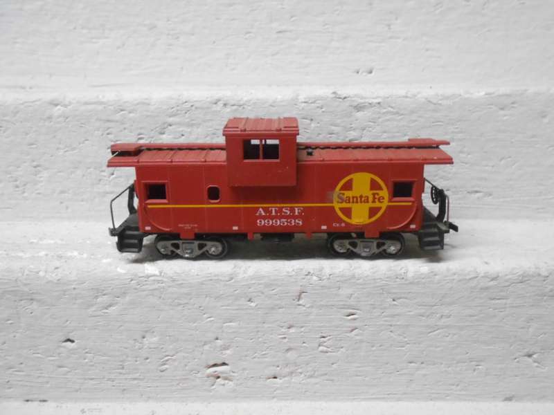 HO SCALE - SANTE FE- CABOOSE
