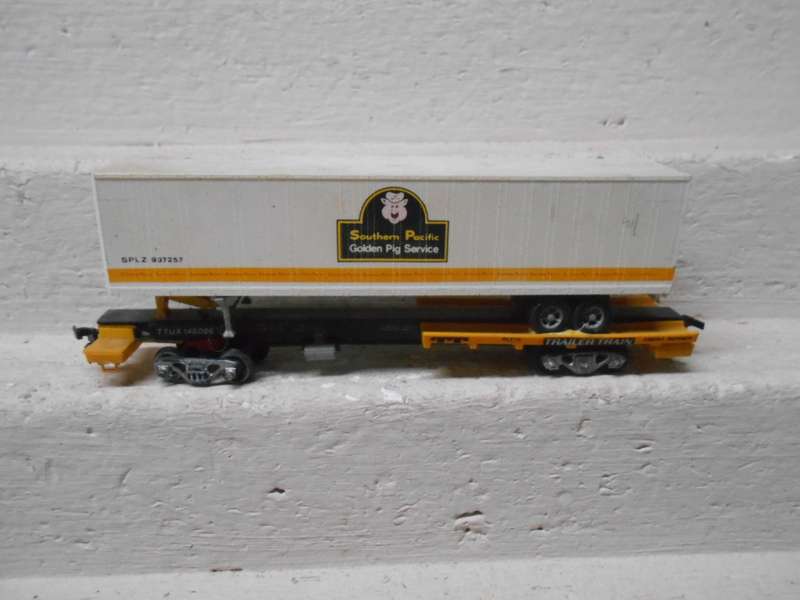HO SCALE - TRAILER TRAIN PIGGY BACK WAGON WITH ROAD TRAILER ON