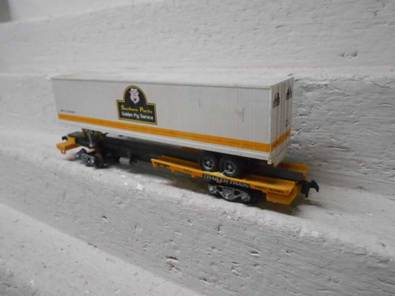 HO SCALE - TRAILER TRAIN PIGGY BACK WAGON WITH ROAD TRAILER ON