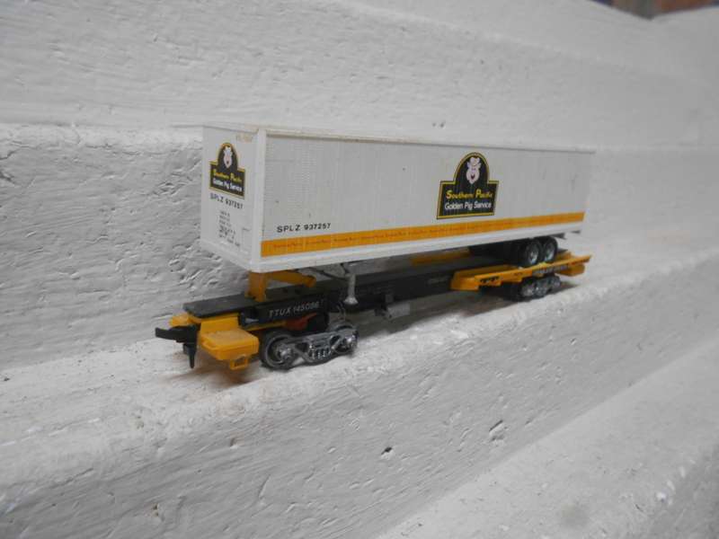 HO SCALE - TRAILER TRAIN PIGGY BACK WAGON WITH ROAD TRAILER ON