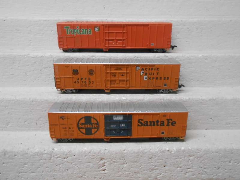 HO SCALE - X3 56 FT BOX CARS