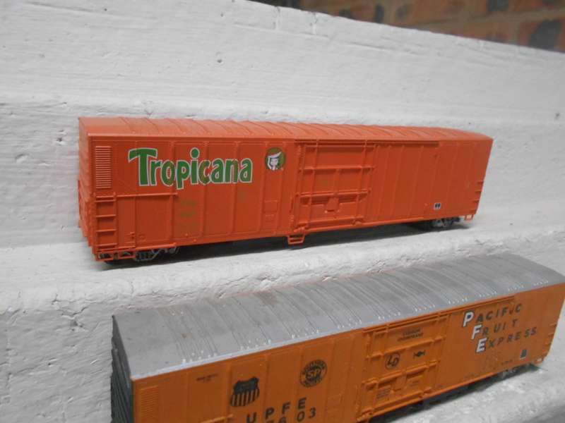 HO SCALE - X3 56 FT BOX CARS
