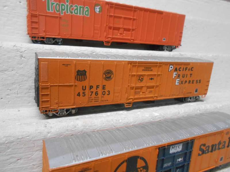 HO SCALE - X3 56 FT BOX CARS