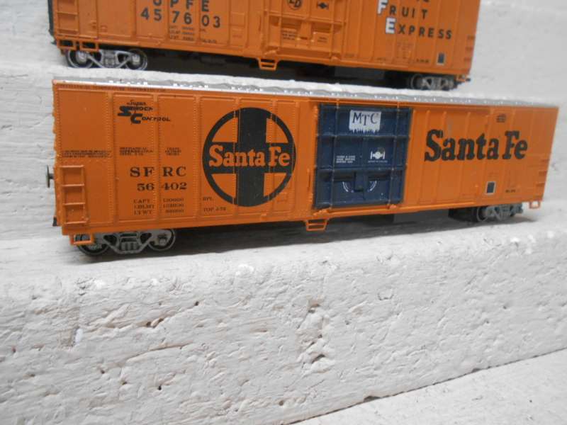 HO SCALE - X3 56 FT BOX CARS