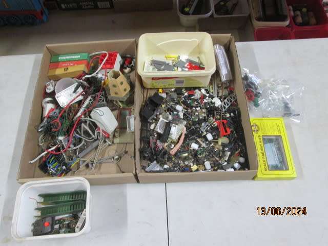 HO SCALE - BITS & PIECES SCRAPYARD - X2 BEER BOXES FULL
