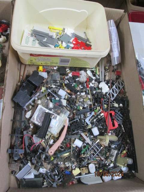 HO SCALE - BITS & PIECES SCRAPYARD - X2 BEER BOXES FULL