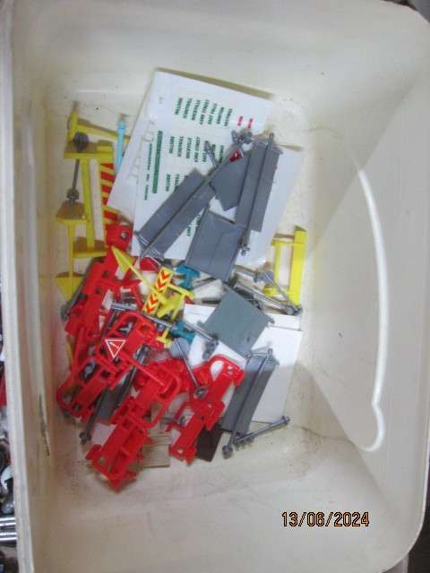 HO SCALE - BITS & PIECES SCRAPYARD - X2 BEER BOXES FULL