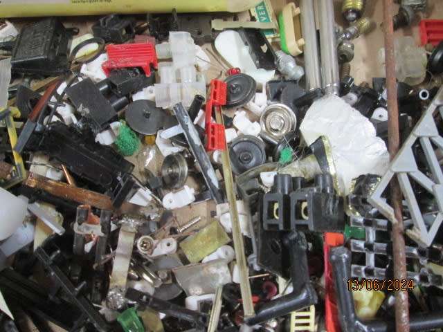 HO SCALE - BITS & PIECES SCRAPYARD - X2 BEER BOXES FULL
