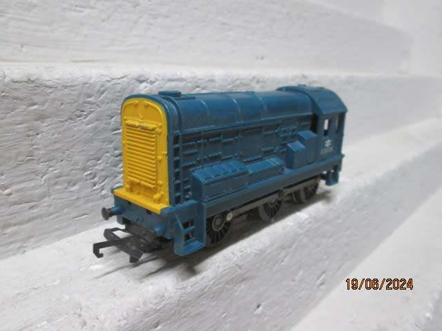 OO SCALE - TRIANG - BLUE BR DIESEL LOCOMOTIVE