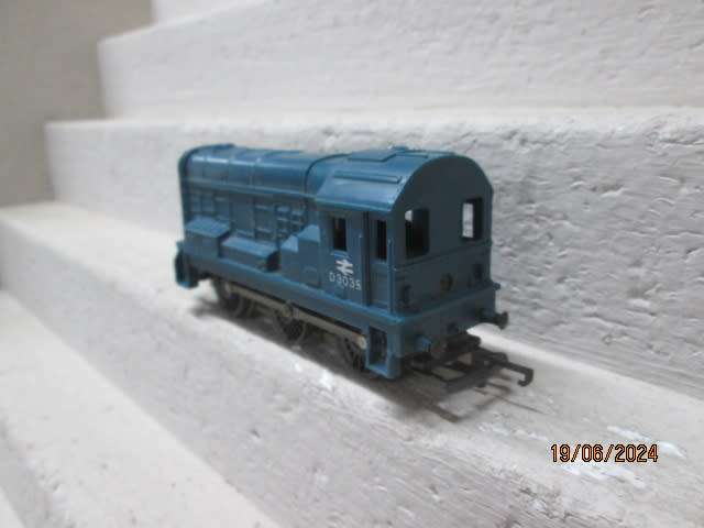 OO SCALE - TRIANG - BLUE BR DIESEL LOCOMOTIVE