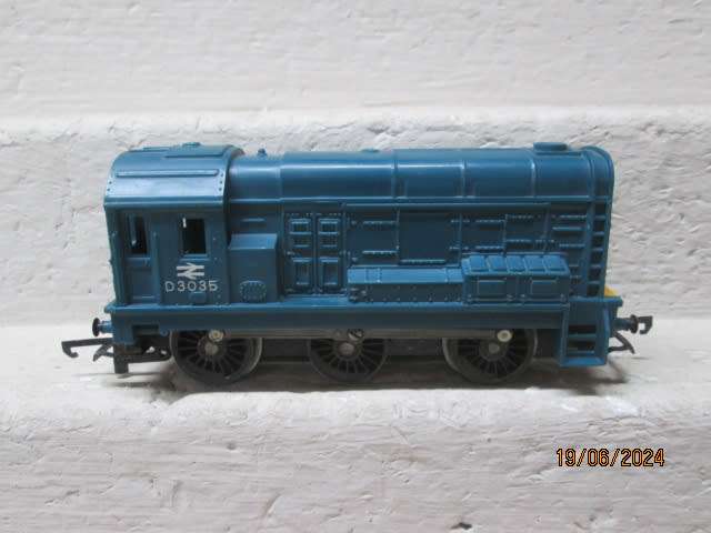 OO SCALE - TRIANG - BLUE BR DIESEL LOCOMOTIVE