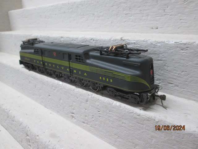 HO SCALE - RIVEROSSI - DARK GREEN PENNSYLVANNIA - GG1 ELECTRIC LOCOMOTIVE - BOXED