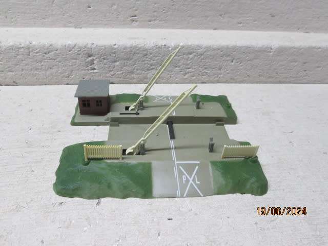 HO SCALE - LIMA - RAIL CROSSING