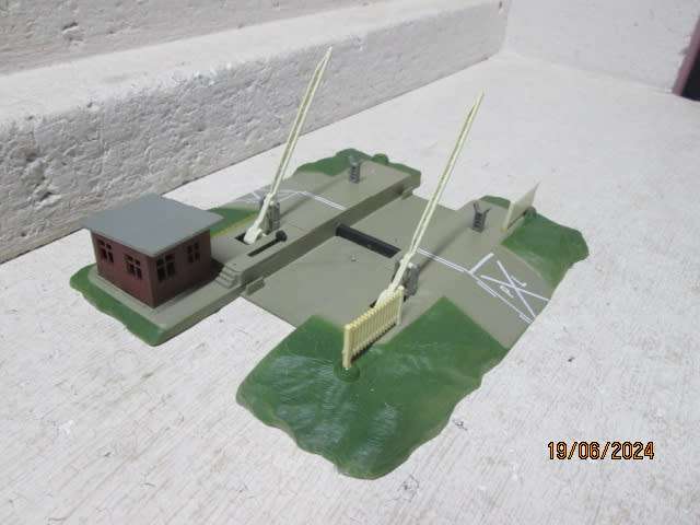 HO SCALE - LIMA - RAIL CROSSING