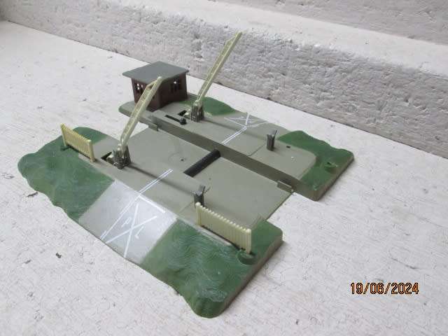 HO SCALE - LIMA - RAIL CROSSING