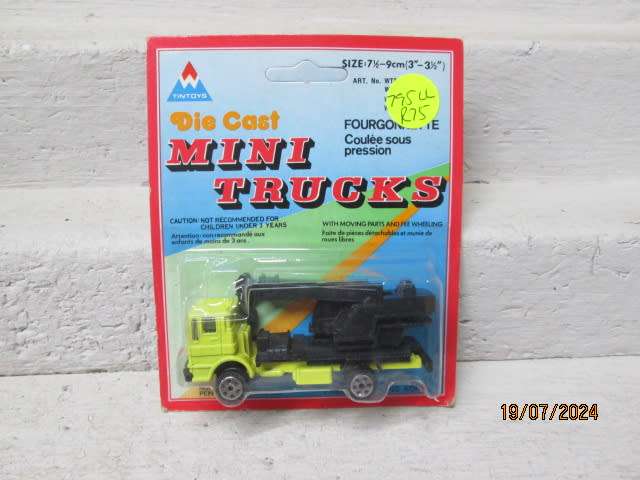 TIN TOYS - CONSTRUCTION TRUCK WITH CRANE - BOXED