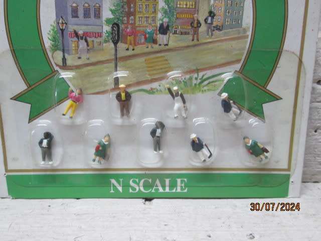 N SCALE - MODEL POWER - FIGURINES - STREET PEOPLE - BOXED