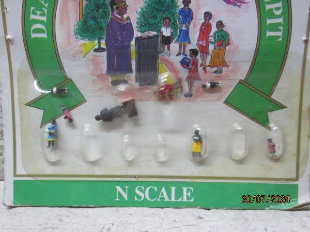 N SCALE - MODEL POWER - FIGURINES - DECAN AND FLOCK WITH PULPIT - BOXED