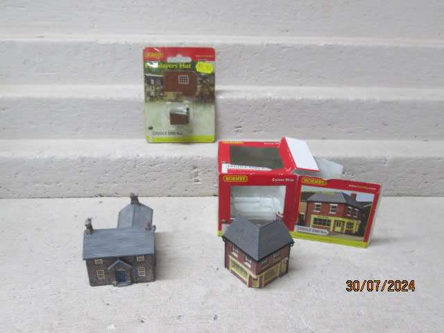 N SCALE - HORNBY - RESIN BUILDINGS - X3 - BOXED