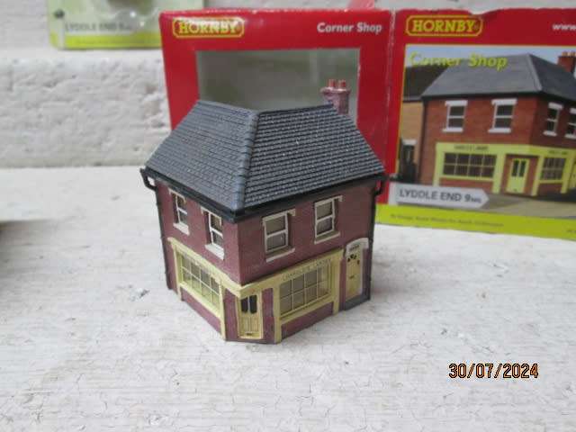 N SCALE - HORNBY - RESIN BUILDINGS - X3 - BOXED