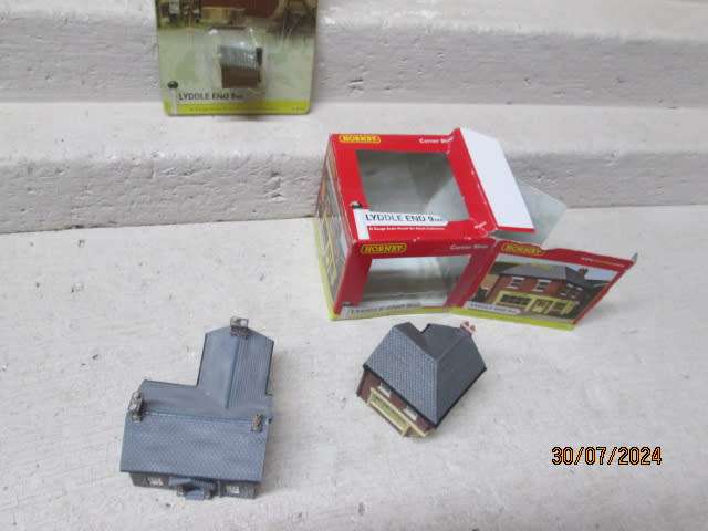 N SCALE - HORNBY - RESIN BUILDINGS - X3 - BOXED
