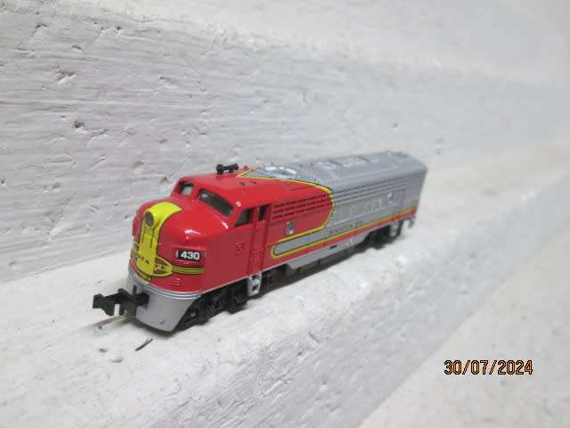 N SCALE - MODEL POWER - SANTE FE - F7 DIESEL LOCOMOTIVE - BOXED
