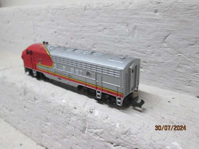 N SCALE - MODEL POWER - SANTE FE - F7 DIESEL LOCOMOTIVE - BOXED