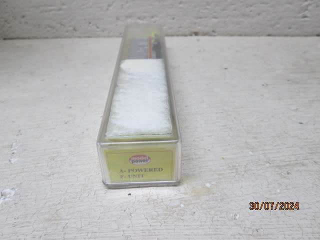 N SCALE - MODEL POWER - SANTE FE - F7 DIESEL LOCOMOTIVE - BOXED