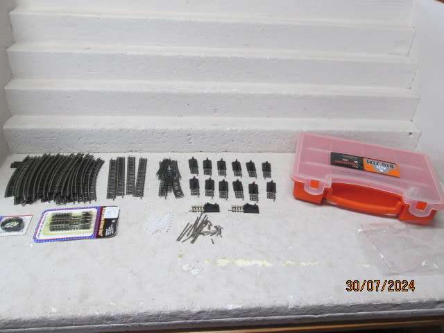 N SCALE - LARGE AMOUNT NICKLE SILVER SET TRACK + BUFFER STOPS - CARRY CASE