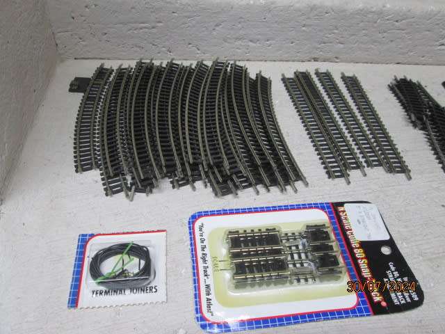 N SCALE - LARGE AMOUNT NICKLE SILVER SET TRACK + BUFFER STOPS - CARRY CASE