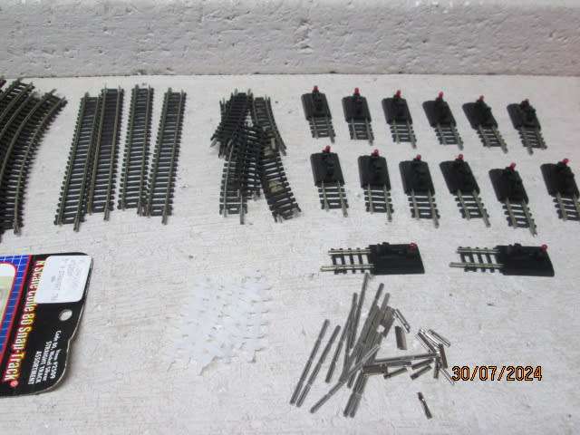 N SCALE - LARGE AMOUNT NICKLE SILVER SET TRACK + BUFFER STOPS - CARRY CASE