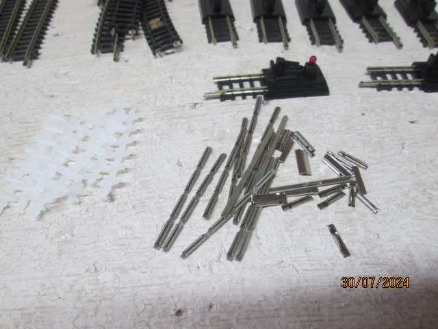 N SCALE - LARGE AMOUNT NICKLE SILVER SET TRACK + BUFFER STOPS - CARRY CASE