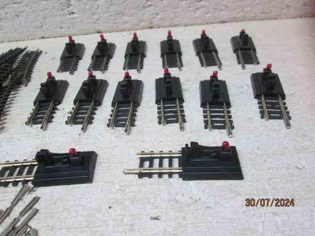 N SCALE - LARGE AMOUNT NICKLE SILVER SET TRACK + BUFFER STOPS - CARRY CASE