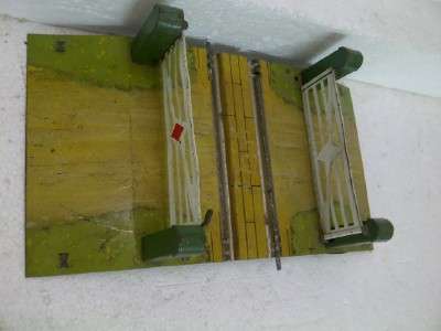 HORNBY O GAUGE RAIL CROSSING