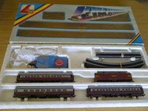 LIMA SOUTH AFRICAN RAILWAYS MODEL TRAIN SET (TRANSKAROO SET 1 )