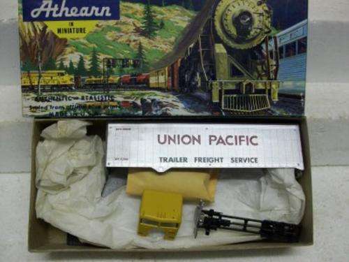 ATHEARN HO ROAD TRUCK WITH 40FT TRAILOR UP