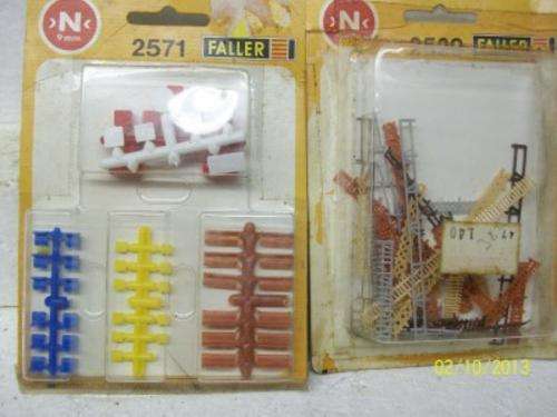 N SCALE FALLER FENCING + CHAIRS  LOT 113