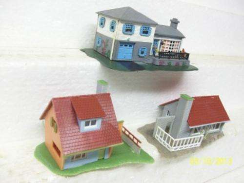 N SCALE HOUSES X3  LOT 142