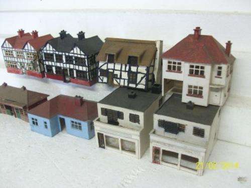 HO/00 BUILDINGS X 8  LOT 367