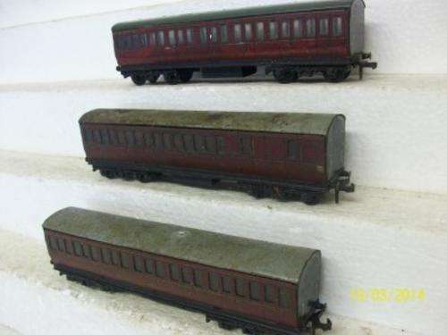 00 HORNBY DUBLO X3 COACHES LOT 2