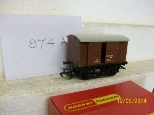 OO HORNBY 12T VENTILATED BOXCAR  - LOT 874A