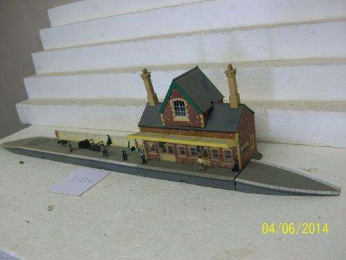 OO HORNBY LONG PLATFORM WITH STATION BUILDING & FIGURES -  LOT 235 B