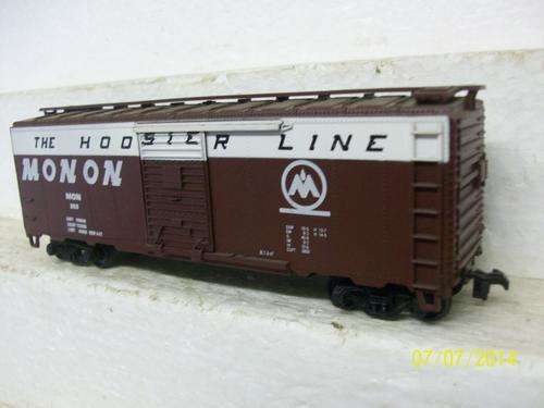 HO SCALE ATHEARN BOXCAR -  LOT 702 B